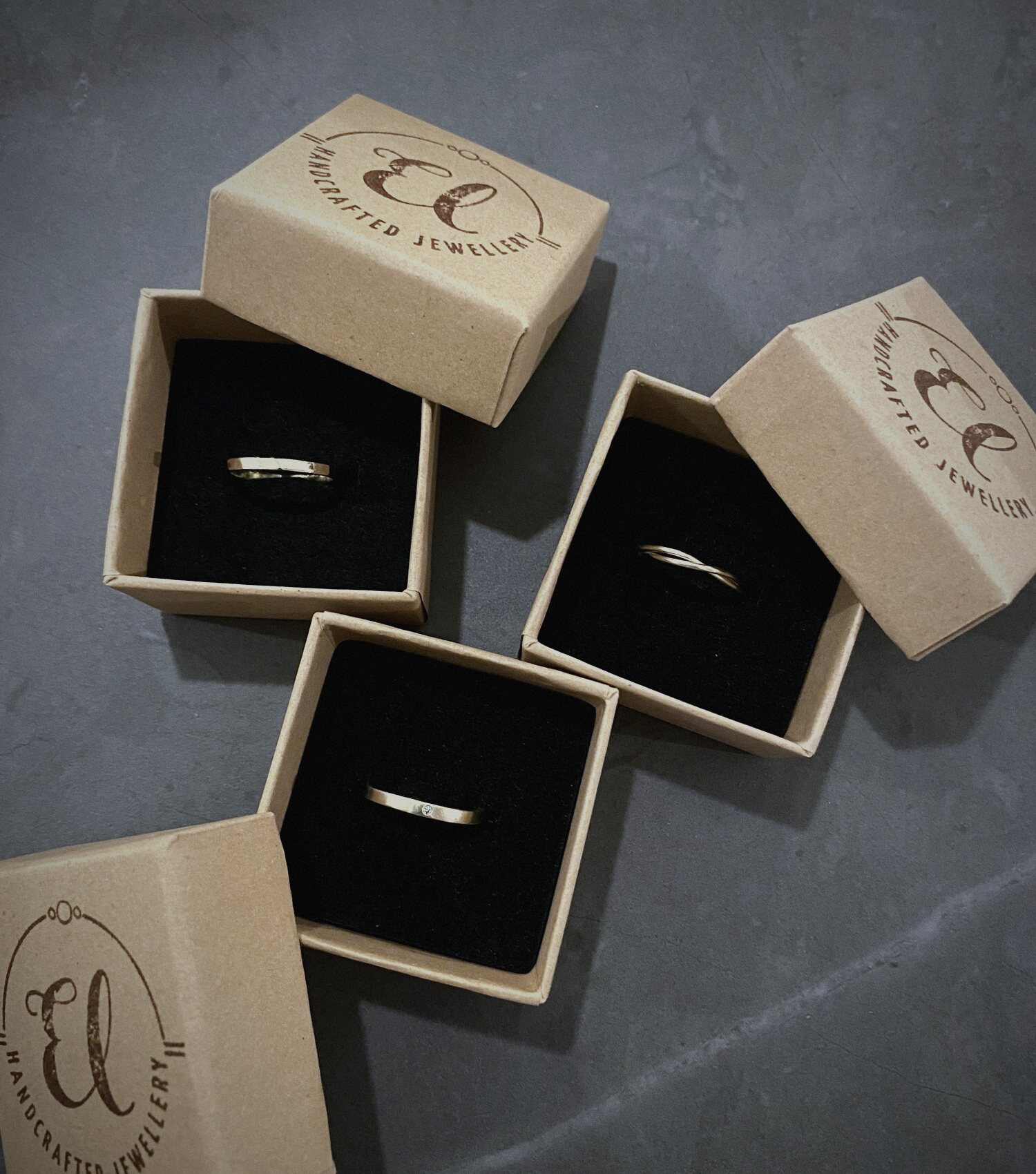 Kraftpapieren doosjes met het El logo en ringen erin