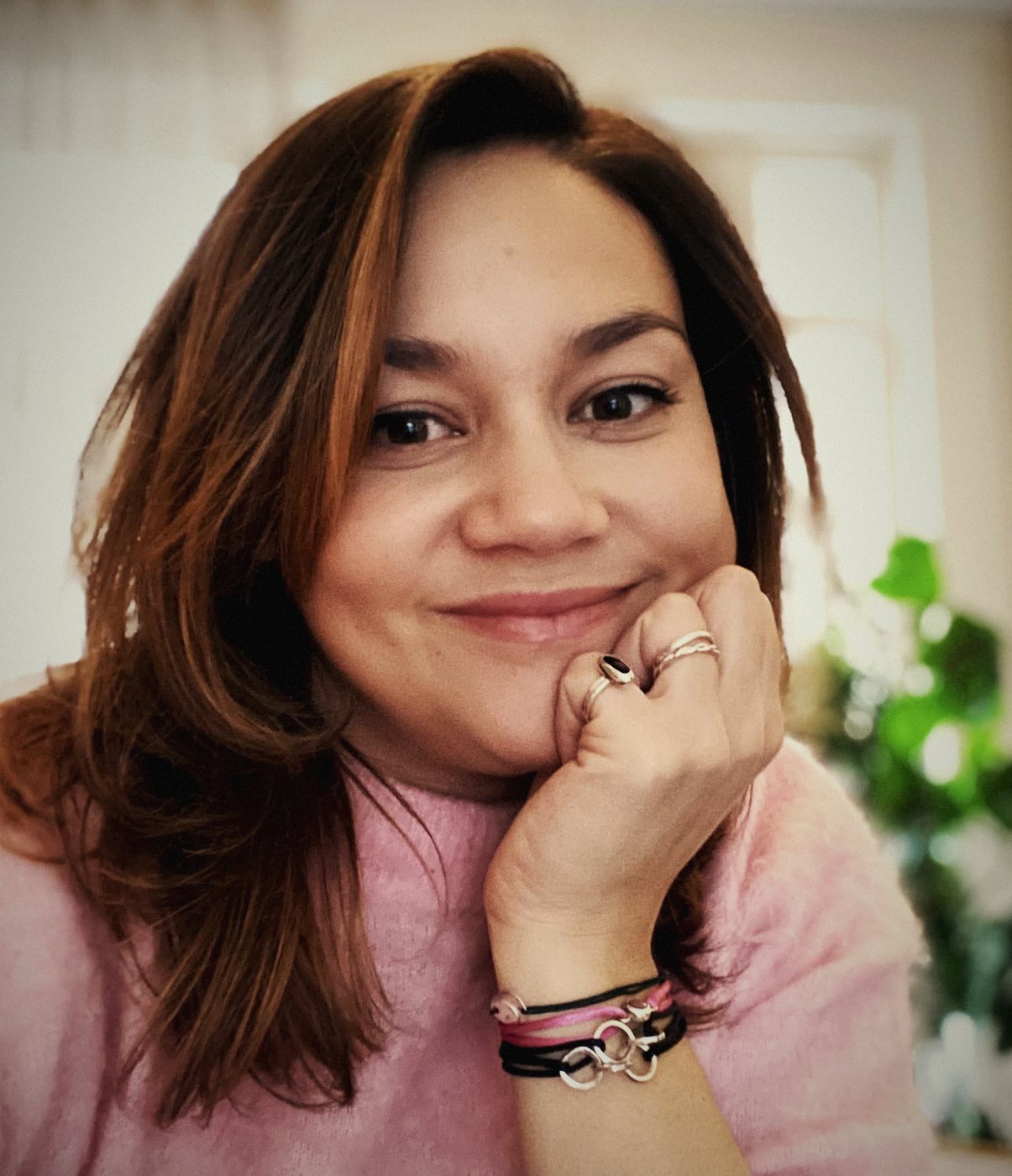 Portret van Ellen, edelsmid, met haar eigen ringen en armbandjes