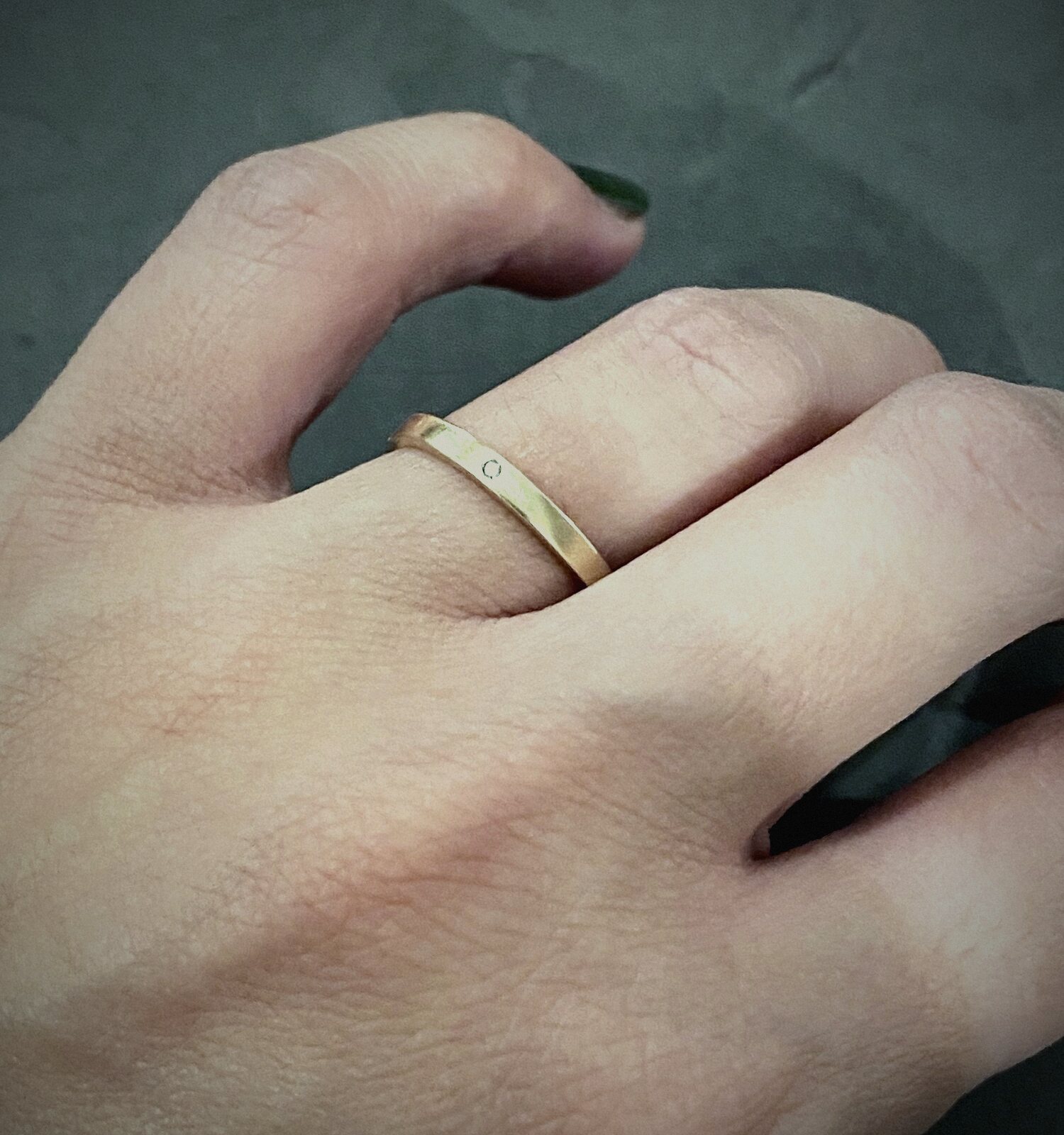 Smalle gouden ring aan de hand