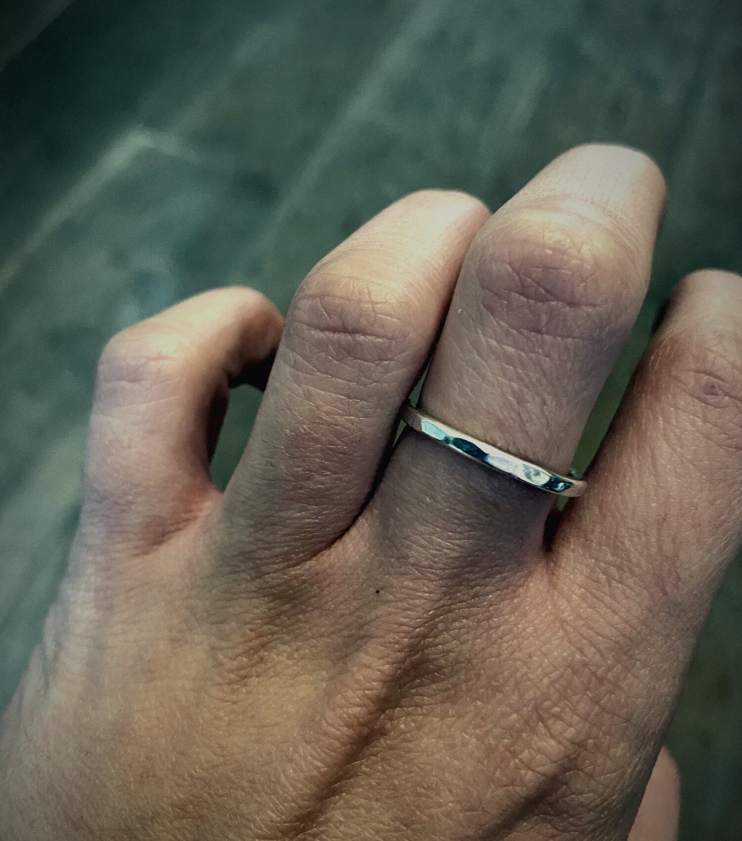 Smalle zilveren ring aan de hand