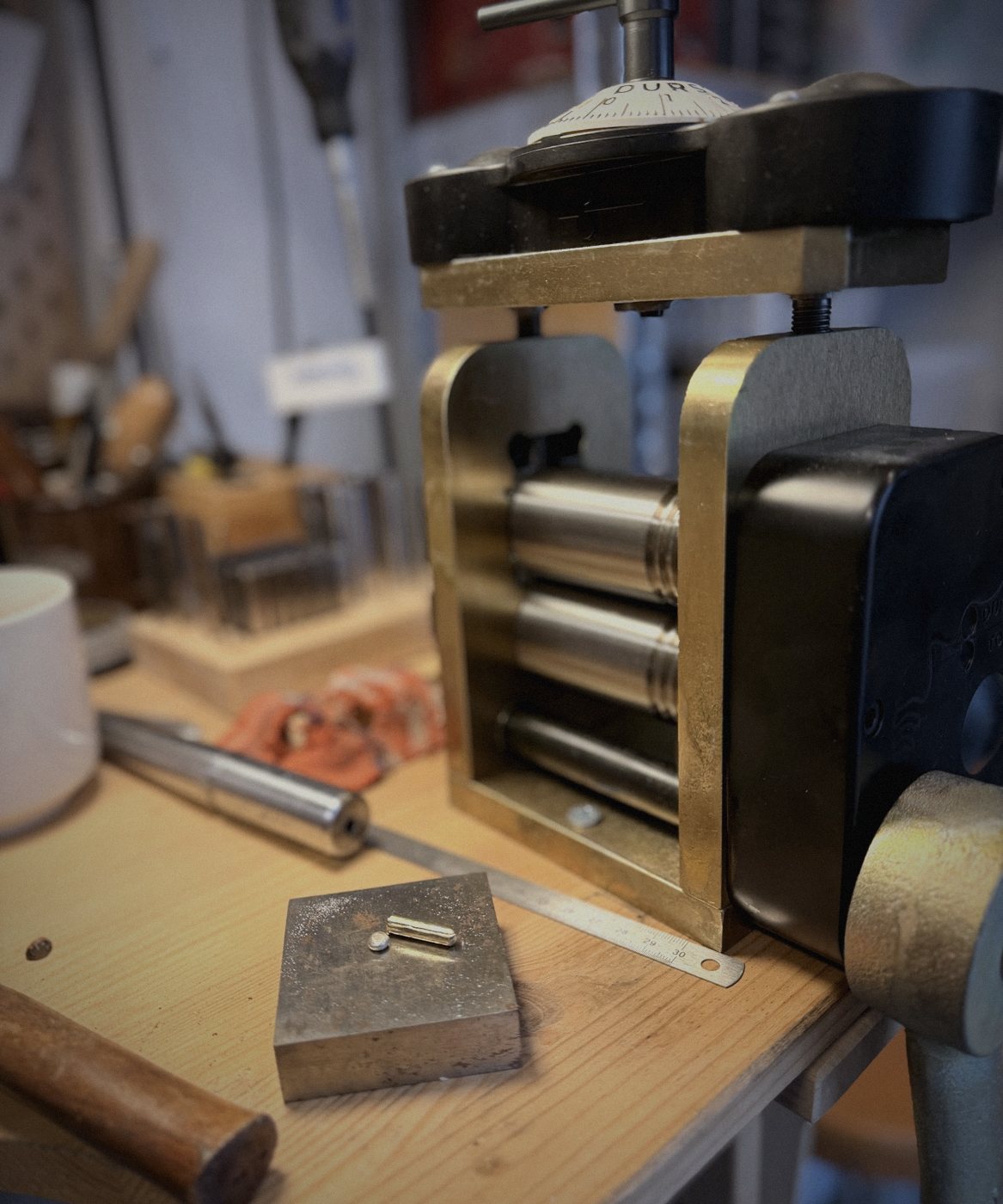 Walsmachine op de werkbank met een staafje goud op het werkblok