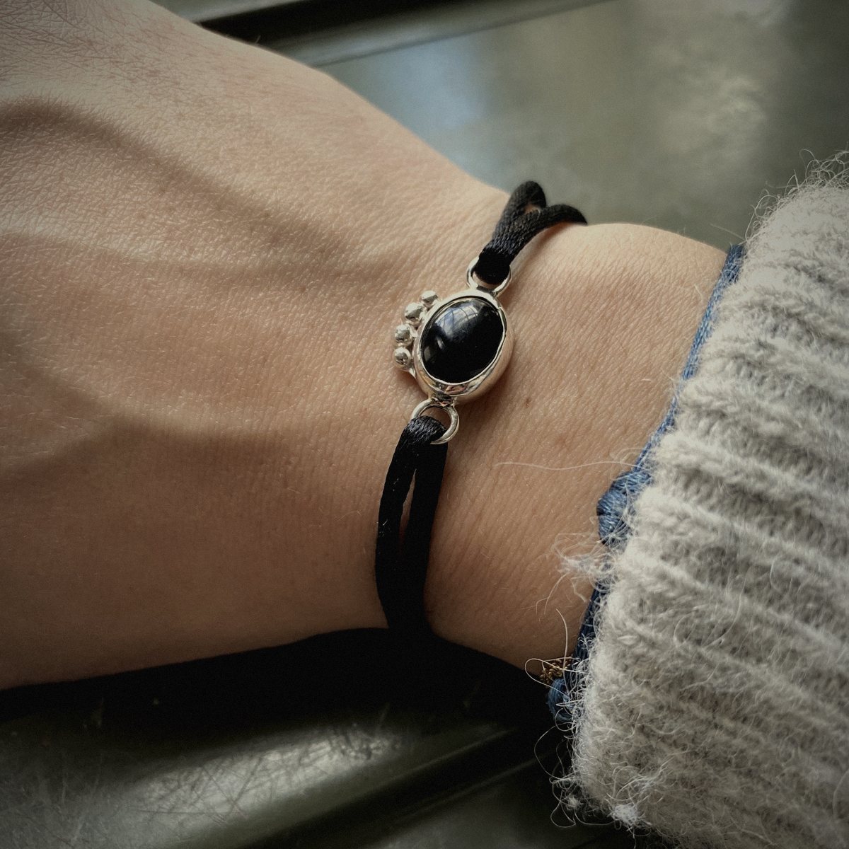 Armbandje met een ovale steen in zilver aan een zwart fluwelen bandje