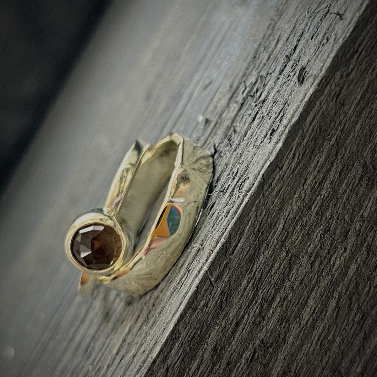 Gouden ring met een rookkleurige steen, gecombineerd met een trouwring