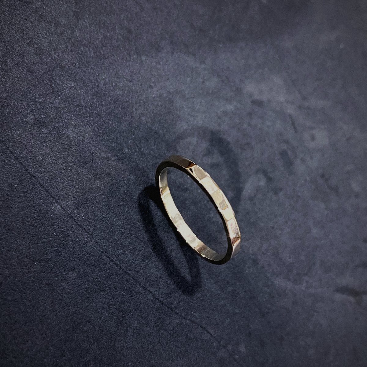 Smalle gouden ring met gehamerd oppervlak