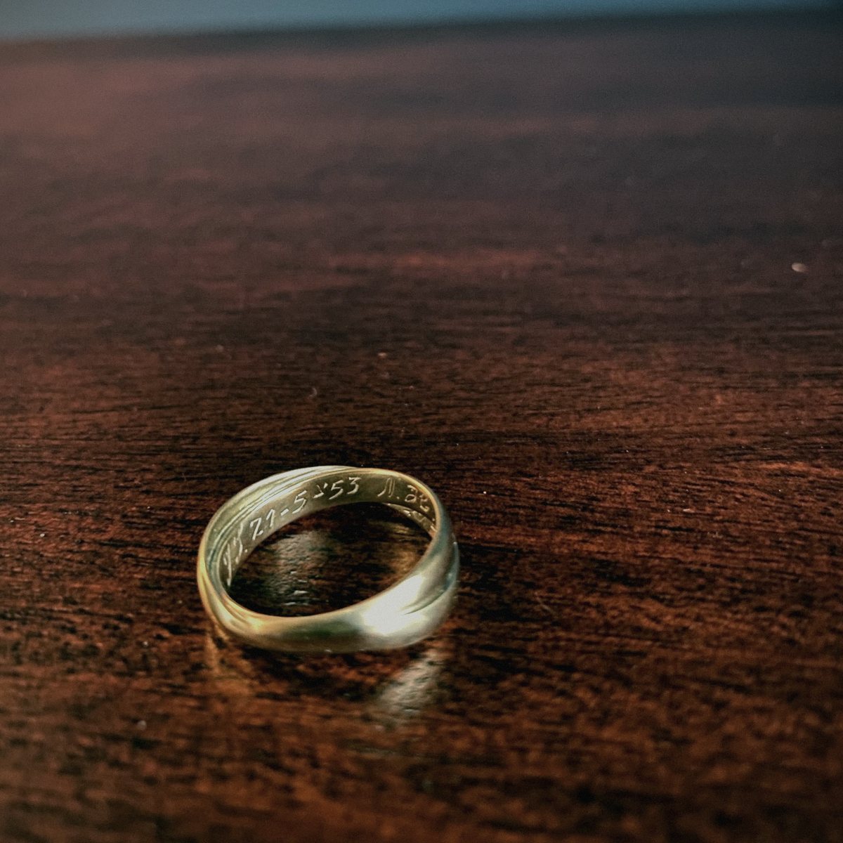 Gouden ring gemaakt van twee oude trouwringen, met gravure