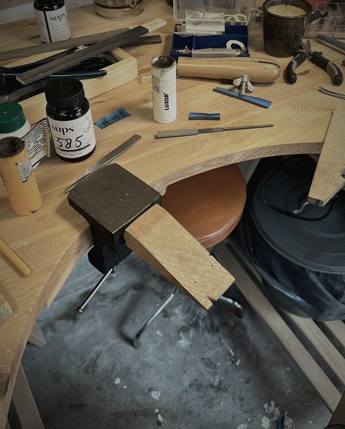 De houten werkbank van mijn atelier met vijlen, tangen en de werkplank